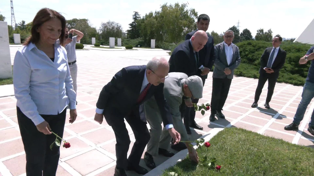 Kılıçdaroğlu, Kıbrıs Barış Harekatı’nın 50. yıl dönümünde Ecevit’i ziyaret etti