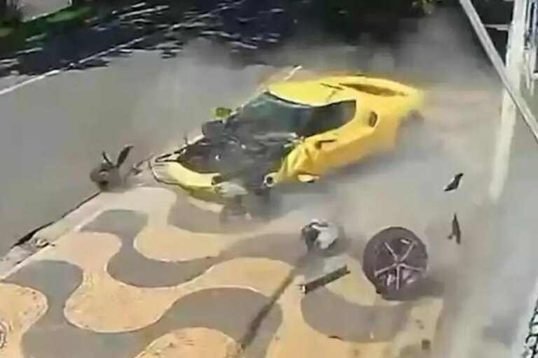 kontrolden-cikip-duavra-carpan-14-milyon-degerindeki-ferrari-hurdaya-dondu-ZNd78POu.jpg