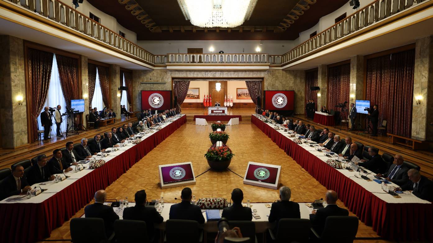 DEM Parti “Yasal düzenlemeye geçilsin” dedi, Kurtulmuş Suriye’yi işaret etti; “İktidar ‘bekleme’ kararı aldı” iddiası