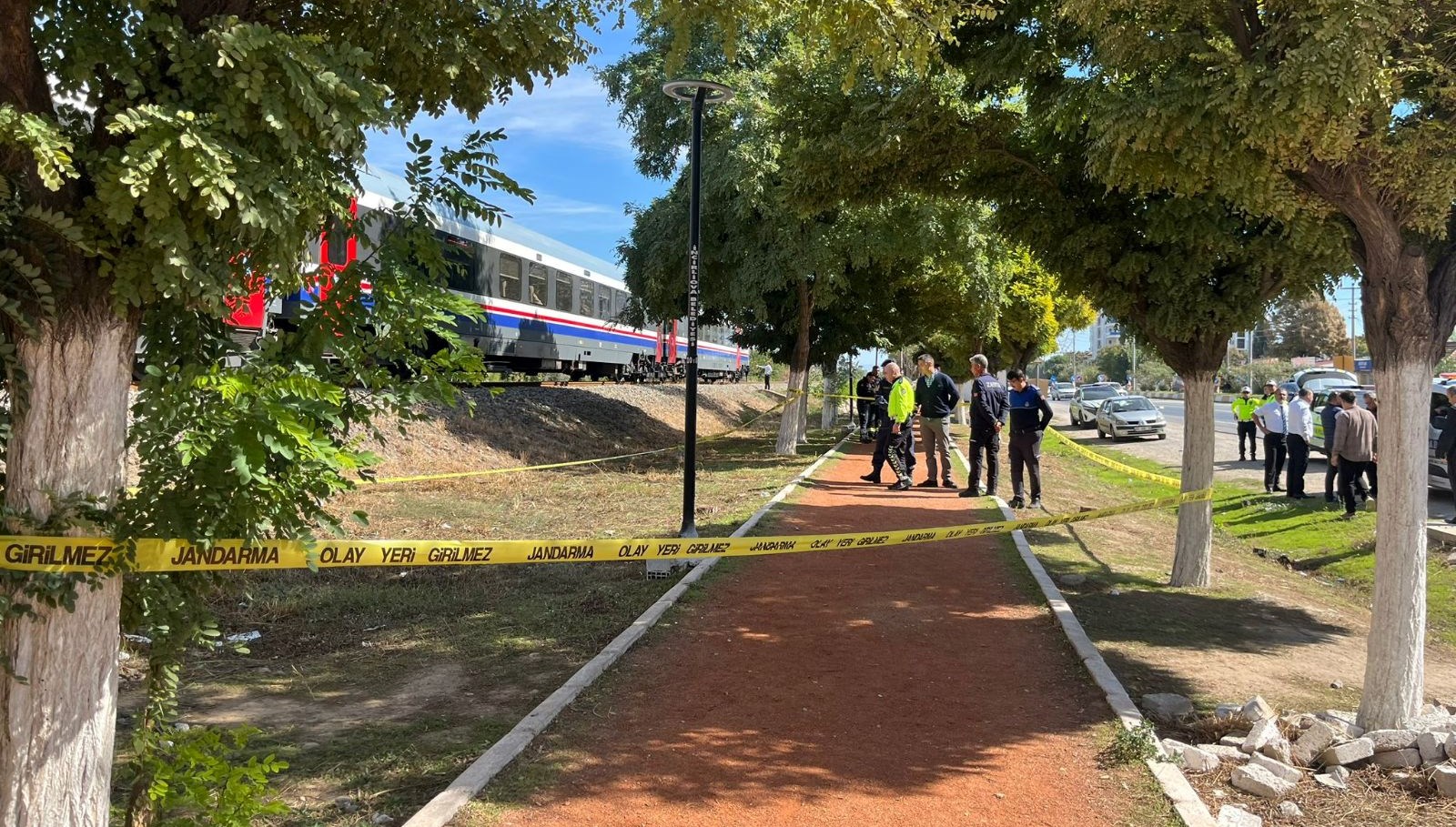 torununu kurtarmak isterken tren carpti TgMYe3yf.jpg