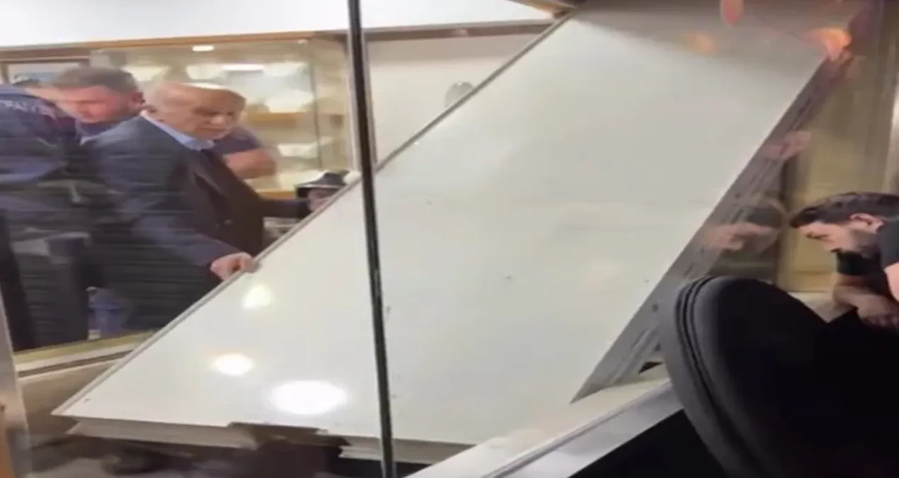 Kuyumcuda vitrin asansörünün altında kalıp öldü