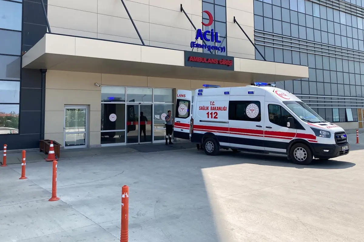 Zehirlenme şüphesiyle hastaneye kaldırılan 3 kardeşten 1’i öldü