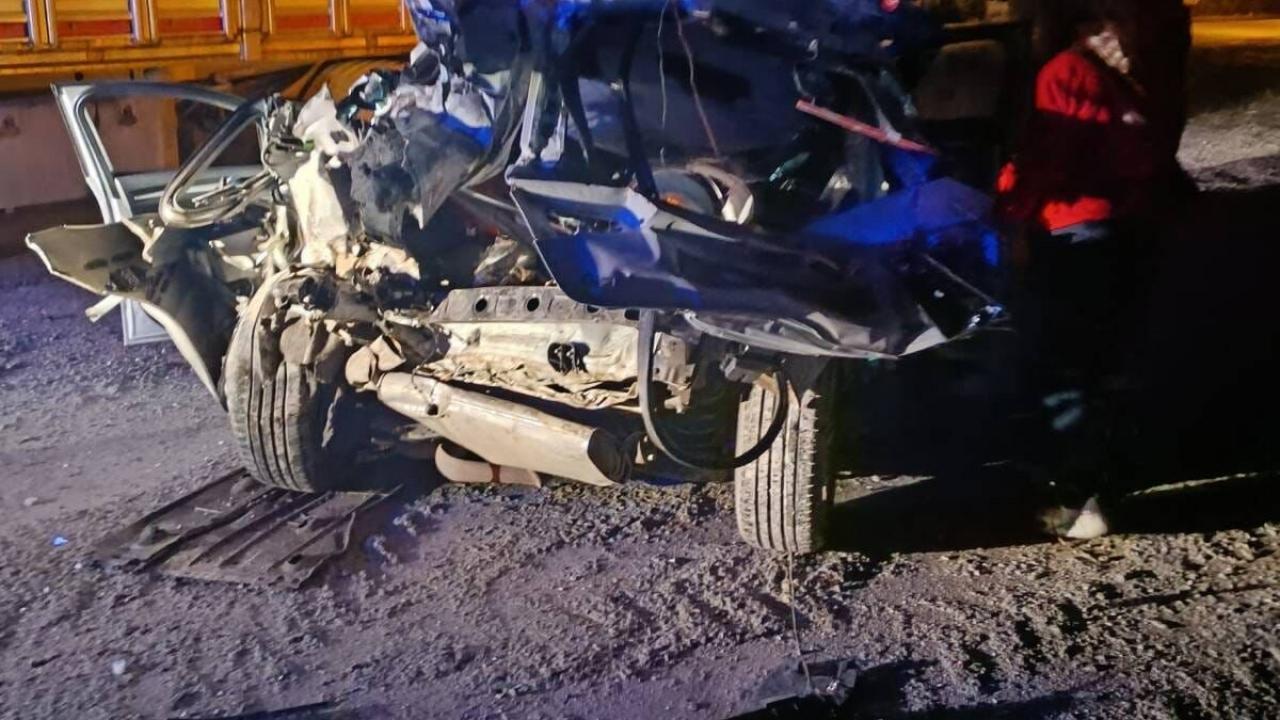 Otomobil, park halindeki TIR’a çarptı: Ölü ve yaralı var
