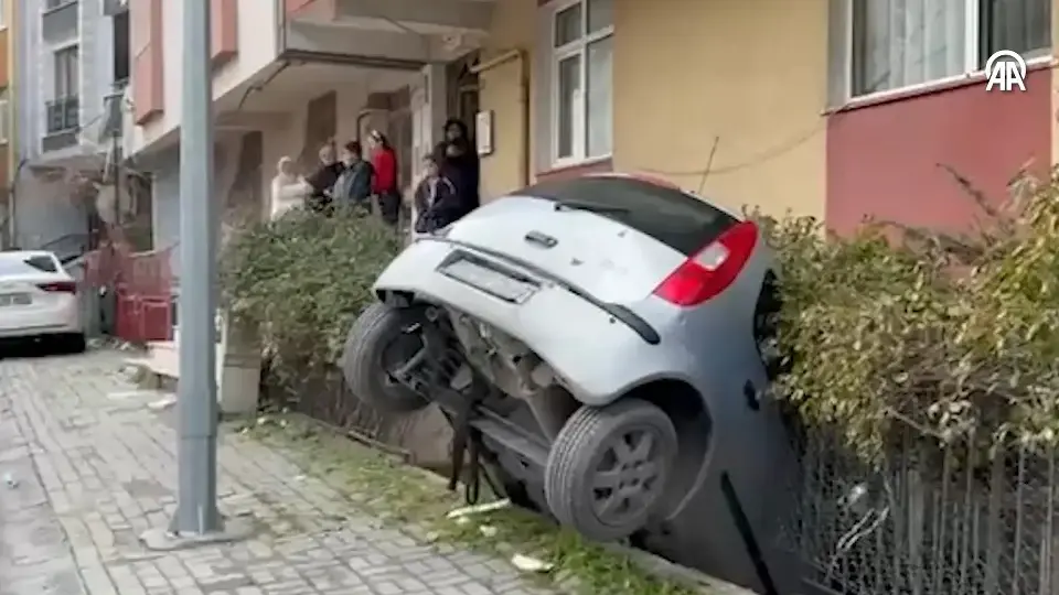 Avcılar’da sürücünün kontrolünü kaybettiği otomobil binanın bahçesinde asılı kaldı